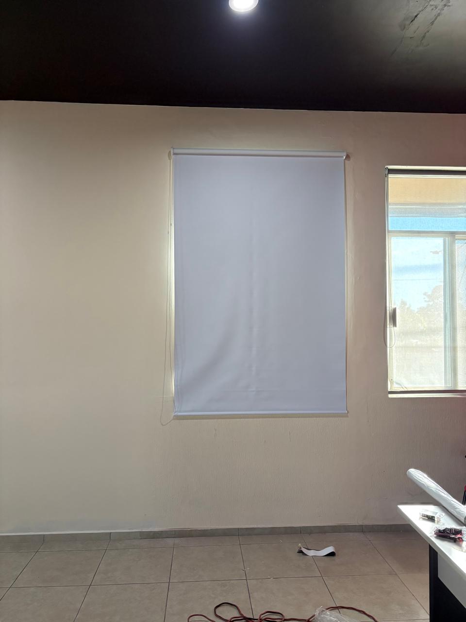 Detalle de persiana con luz filtrada, instalación profesional