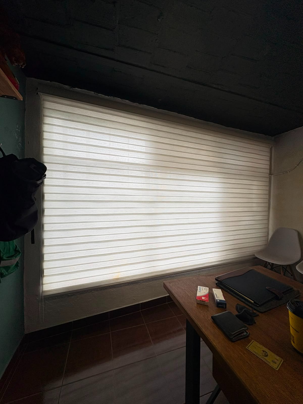 Detalle de persiana con luz filtrada, instalación profesional